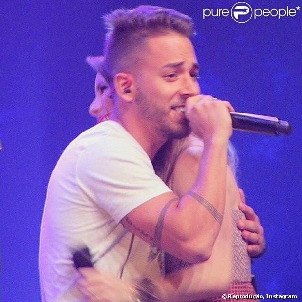 Sandy e Junior cantam juntos a música ' A Lenda' e cantora recebe beijo do irmão na barriga de sete meses, em 12 de abril de 2014