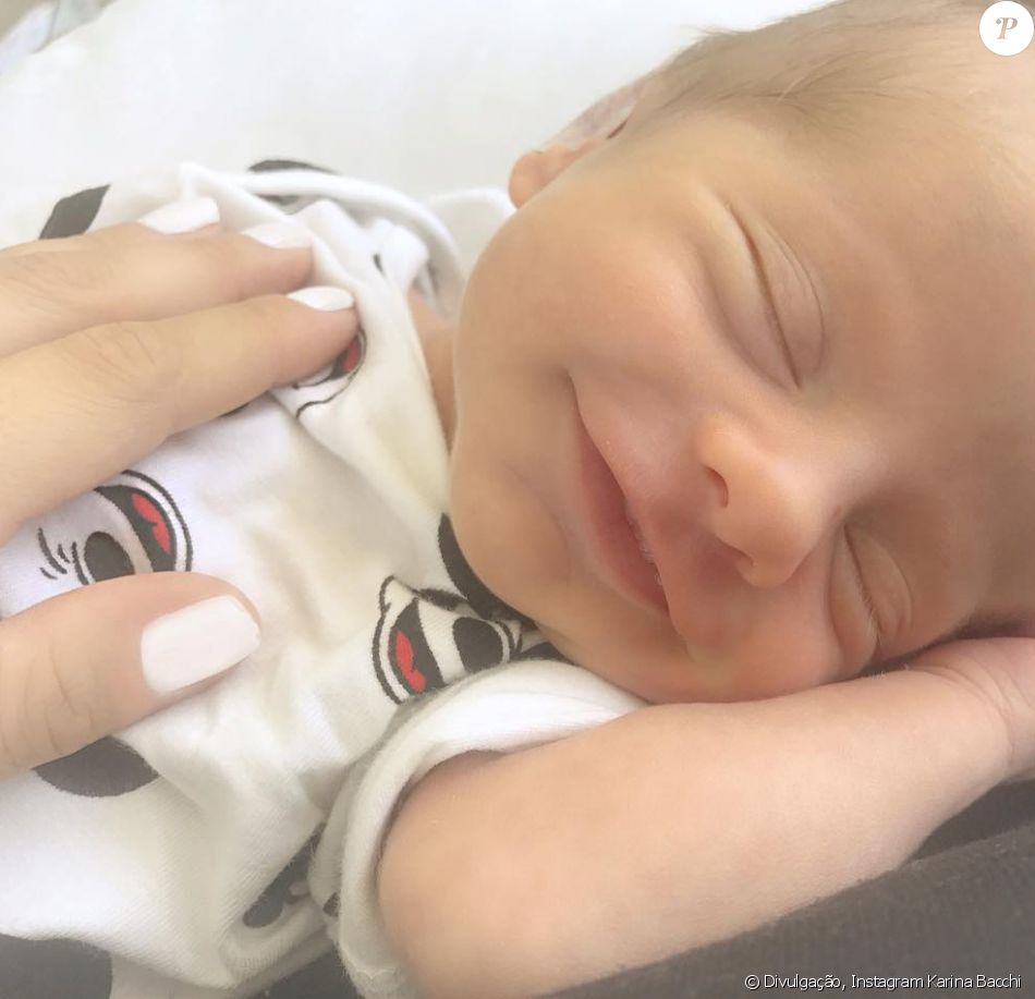 Karina Bacchi publicou uma foto do filho recém nascido Enrico sorrindo nesta quinta