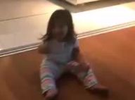 Maria Flor, filha de Deborah Secco, se diverte com visita de Aline Dias, grávida
