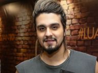 Luan Santana ganha selo com seu rosto em homenagem aos 10 anos de carreira