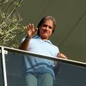 Roberto Carlos acena para fãs da sacada do seu apartamento no Rio de Janeiro