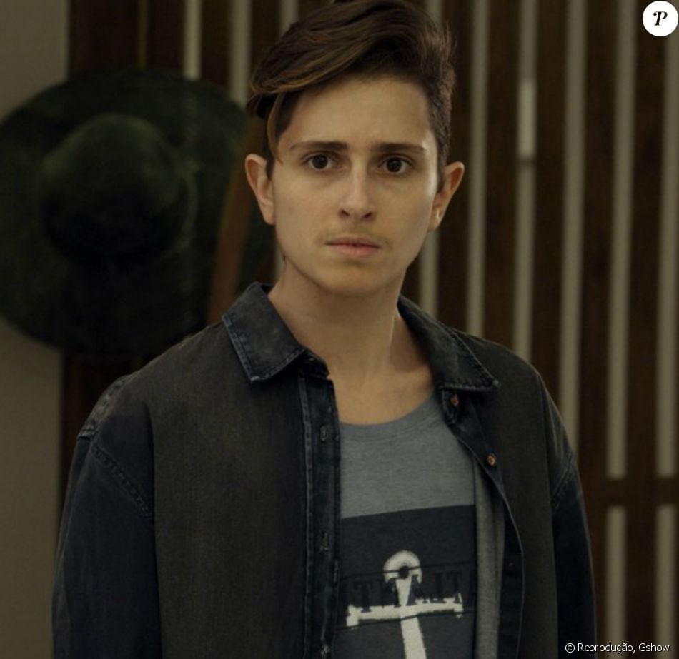 Na novela 'A Força do Querer', Ivan (Carol Duarte) leva surra de homofóbicos e sofre aborto