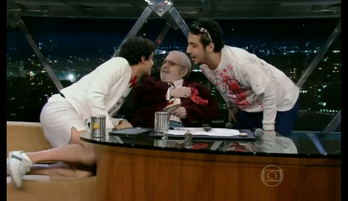 Foto J Soares Protagoniza Beijo Gay Triplo Ap S Perguntar Como Acontece O Momento No Show