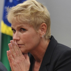 2280117--xuxa-meu-nome-e-joel-datena-sou-pai-d-237x237-3.png