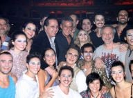 Chico Buarque prestigia 'O Grande Circo Místico' e é tietado pelo elenco da peça