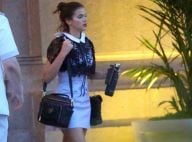 Bruna Marquezine repete look listrado ao deixar hotel no Rio de Janeiro. Fotos!