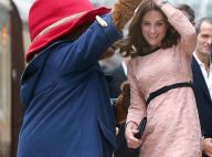 Grávida, Kate Middleton muda visual e dança com urso em estação de trem
