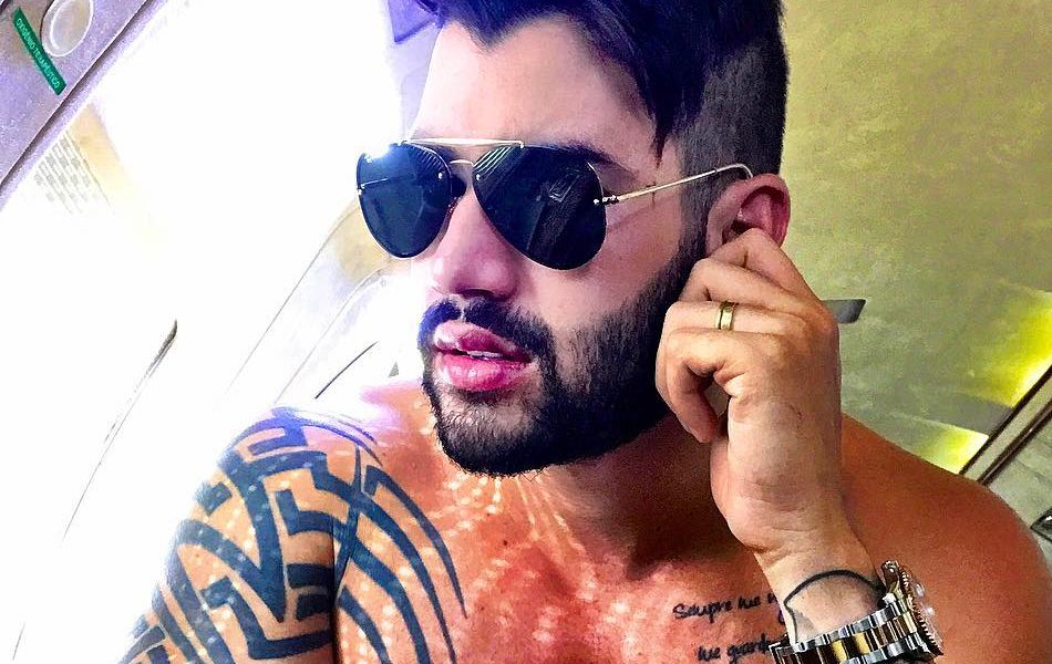 Gusttavo Lima Sem Camisa Ganha Pux O De Orelha Da Mulher Andressa