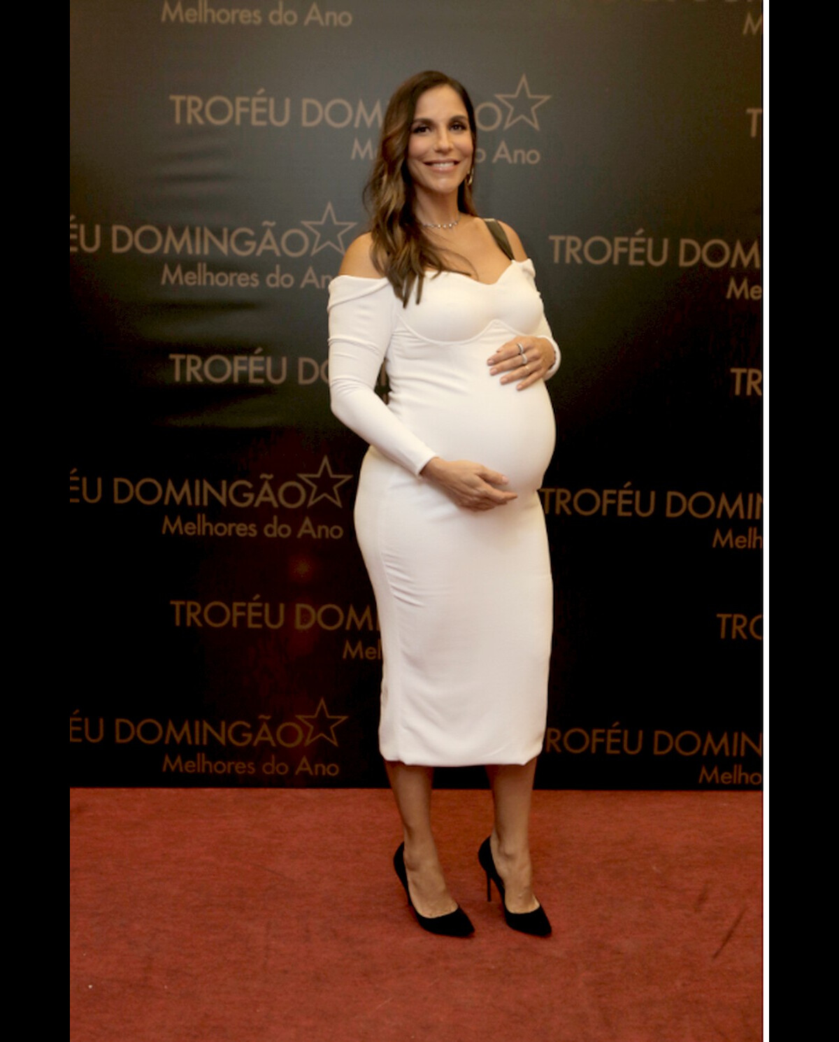 Foto Ivete Sangalo valorizou a barriga de grávida vestido ombro a