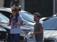 Bruno Gagliasso leva a filha, Títi, de maiô estampado, à aula de natação. Fotos!