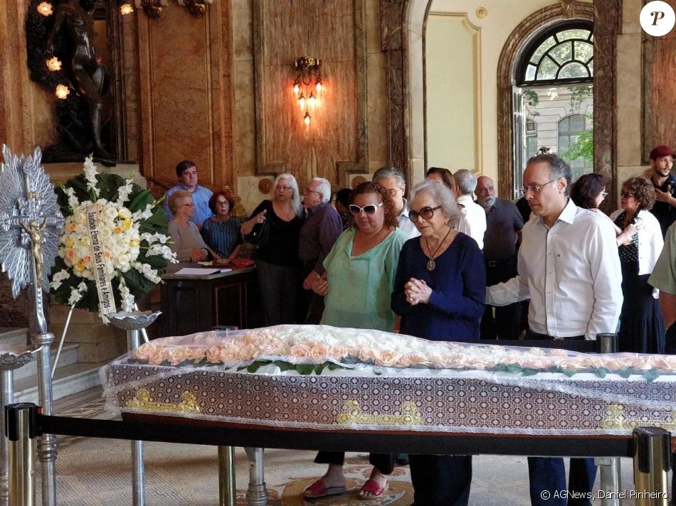 Nathalia Timberg velou o corpo de Eva Todor, no Theatro Municipal do Rio de Janeiro, na manhã desta segunda-feira, 11 de dezembro de 2017: 'Deixou de atuar, deixou de viver'