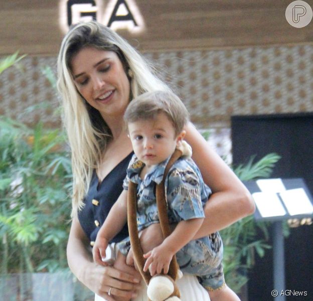 Rafa Brites Passeia Filho Rocco No Colo Em Shopping Do Rio Fotos