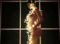 Débora Nascimento, aos 6 meses de gravidez, posa nua com luzes de Natal
