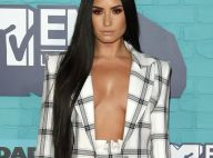 Ousada: Demi Lovato posa com maiô superdecotado. Veja preço e marca da peça!