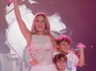 Claudia Leitte recebe filhos no palco e minimiza polêmica sobre música:'Minoria'