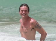 Emilio Dantas exibe corpo tatuado em dia de praia com Fabiula Nascimento. Fotos!