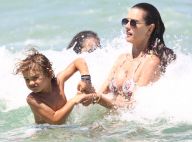 Alessandra Ambrosio ajuda o filho, Noah, em dia de surfe na praia. Veja fotos!
