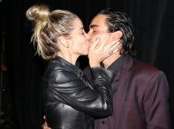André Gonçalves ganha beijo de Danielle Winits após estrear peça em SP. Fotos!