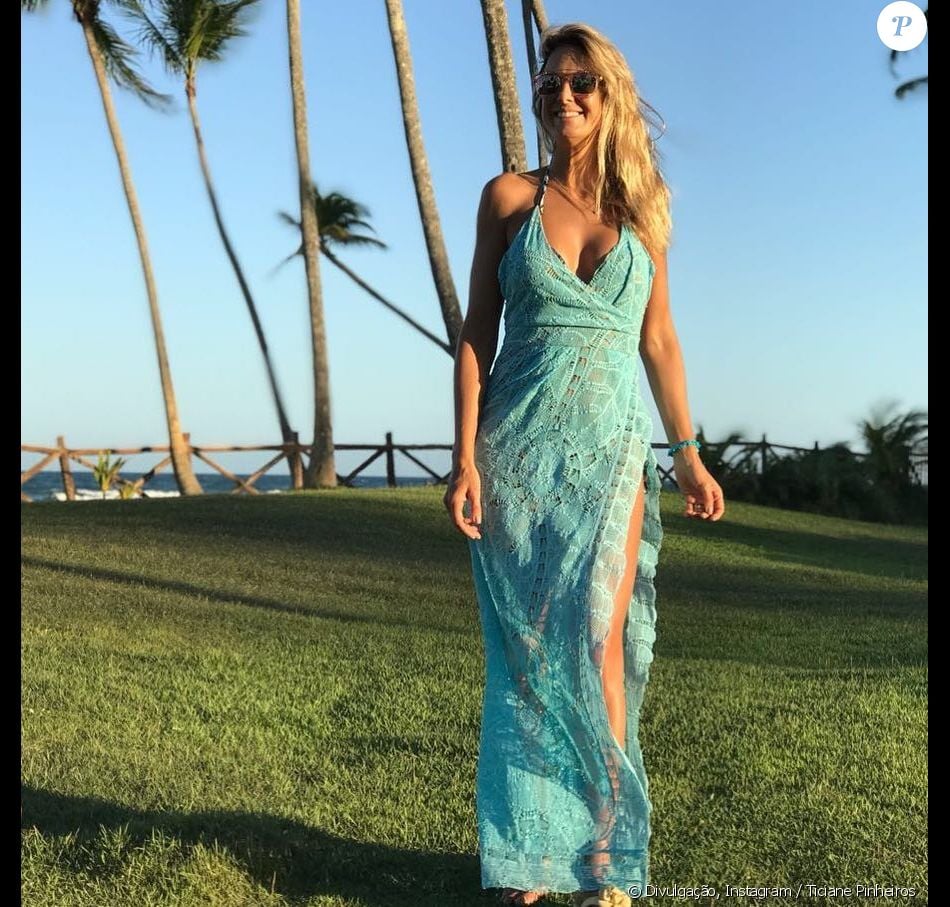 Ticiane Pinheiro usou vestido Martha Medeiros de R$ 29 980 para curtir dia de praia em