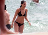 De biquíni, Camila Pitanga se refresca ao dar mergulho em praia do Rio. Fotos!