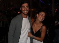 No Havaí, Isis Valverde mostra namorado, André Resende, tocando piano: 'Tímido'