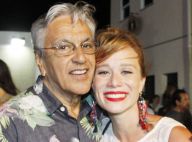 Mariana Ximenes curte ensaio de carnaval com Regina Casé e Caetano Veloso na BA