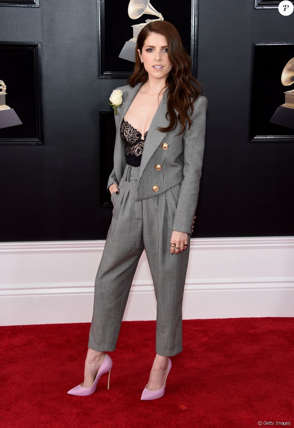  Anna Kendrick deixou a lingerie La Perla à mostra com o conjunto Balmain  na 60ª edição do Grammy Awards, realizada no Madison Square Garden, em Nova York, neste domingo, 28 de janeiro de 2018