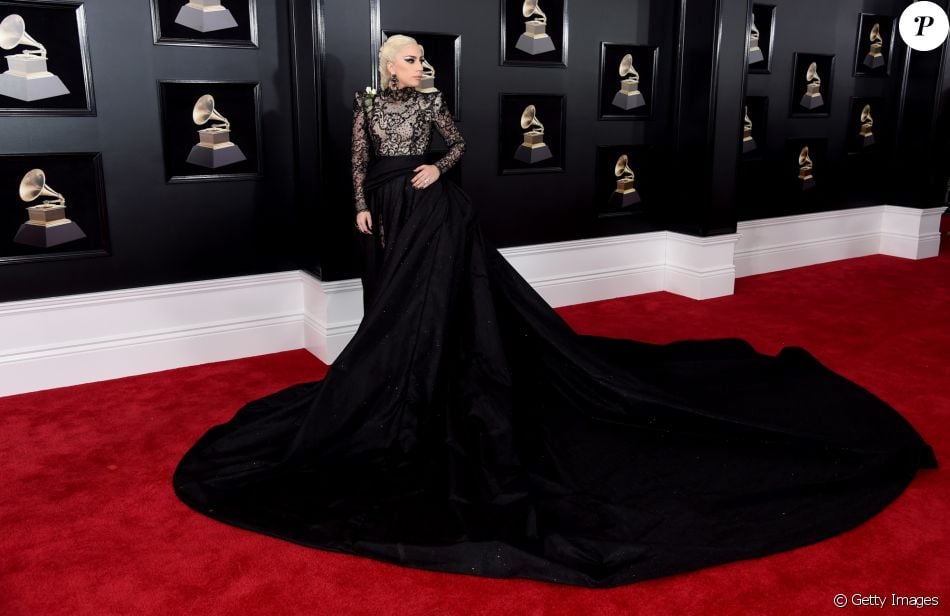 O imponete look Giorgio Armani de Lady Gaga contava com uma longa cauda