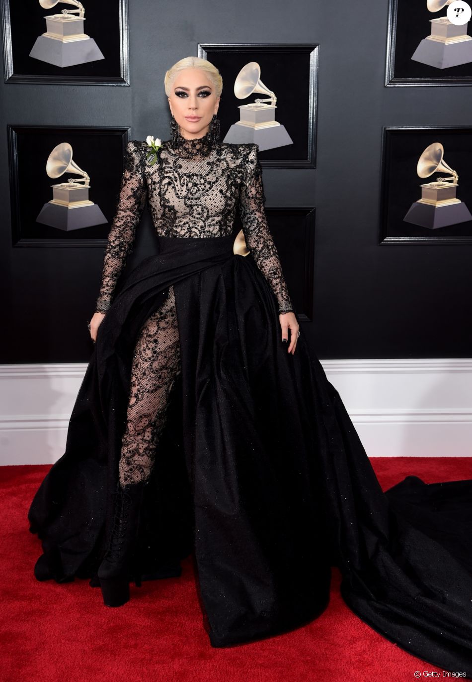 Lady Gaga usou look Giorgio Armani com jumpsuit rendado na 60ª edição do Grammy Awards, realizada no Madison Square Garden, em Nova York, neste domingo, 28 de janeiro de 2018