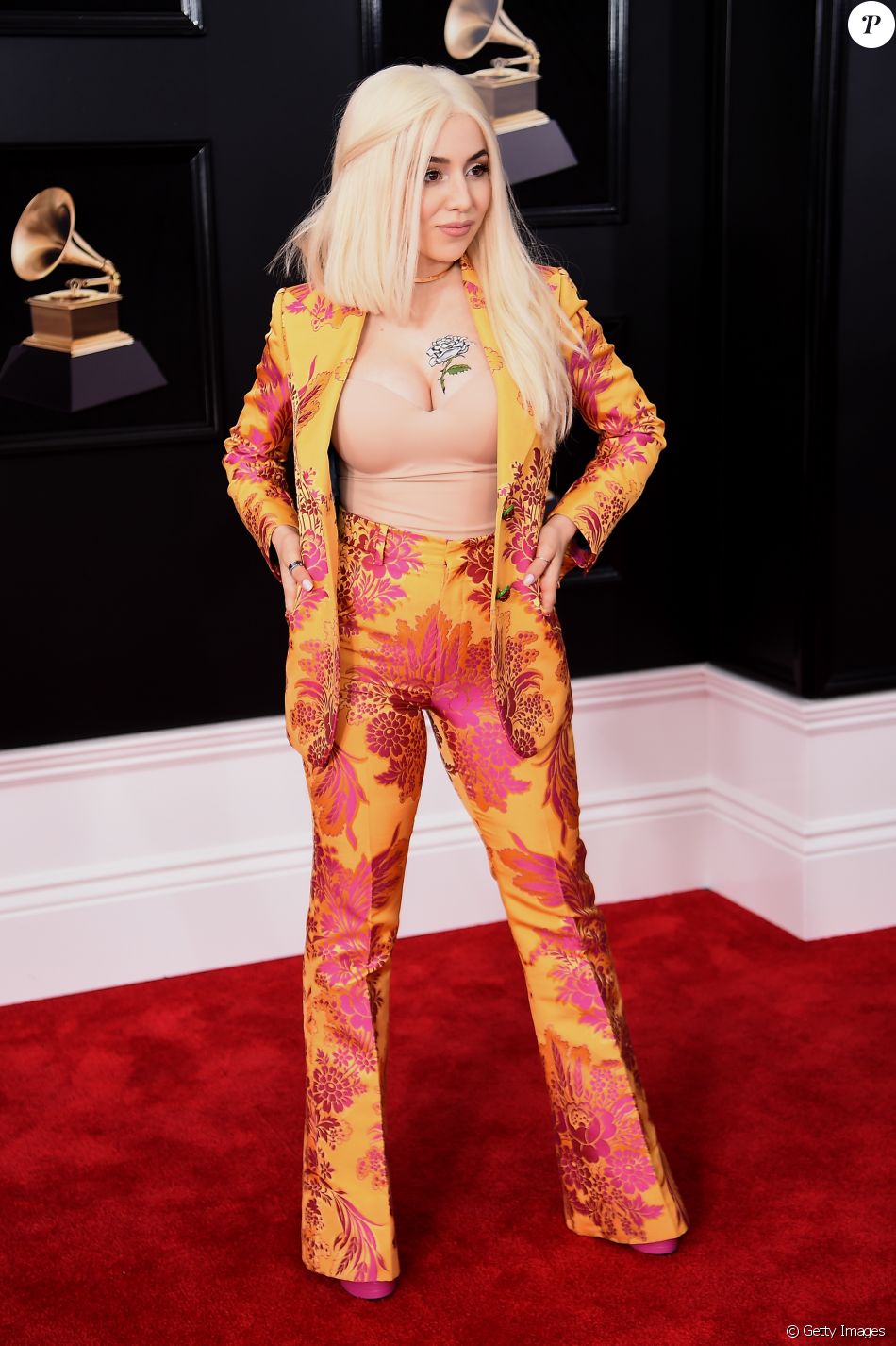 Ava Max apostou em um conjunto estampado e de cores vibrantes Gucci para a 60ª edição do Grammy Awards, realizada no Madison Square Garden, em Nova York, neste domingo, 28 de janeiro de 2018