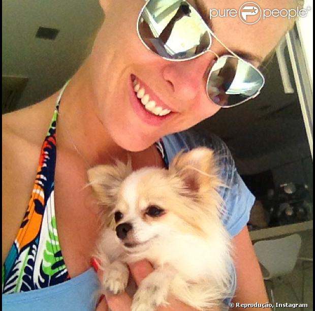 Ana Hickmann sorri com Penélope, um dos cachorros da apresentadora, em 2013