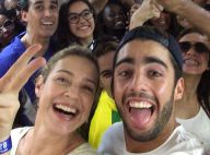 Luana Piovani volta de metrô de jogo no Maracanã com Pedro Scooby e posa com fãs