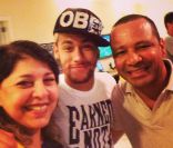 Roberta Miranda visita Neymar em sua casa e posa ao lado dele e de sua família