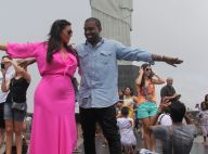 Fenda do vestido de Kim Kardashian mostra demais em visita ao Cristo Redentor