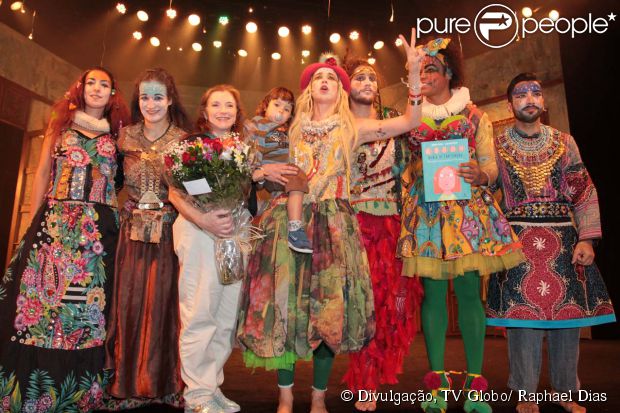 Além do papel na série, a atriz estrela o musical infantil 'Mania de Explicação'