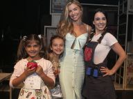 Grazi Massafera leva a filha, Sofia, para conferir peça de teatro no Rio. Fotos!