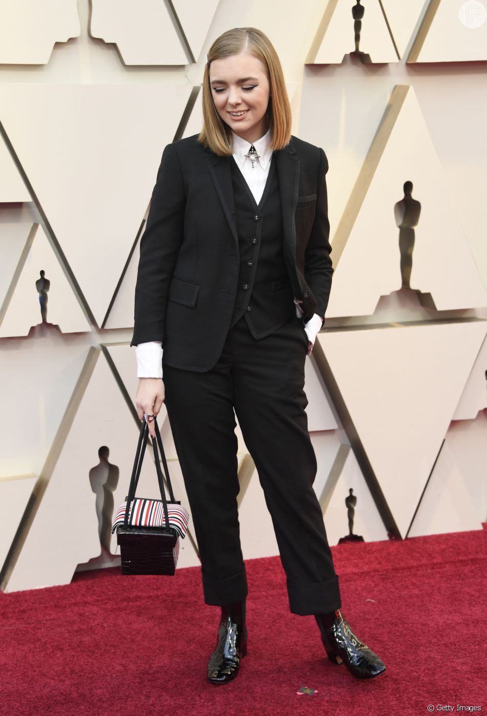 Elsie Fisher apostou em conjunto de calÃ§a e blazer pretos da grife Thom Browne para o Oscar 2019