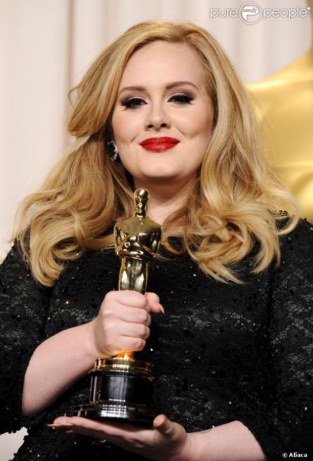 Adele recebe o Oscar de Melhor CanÃ§Ã£o Original durante a premiaÃ§Ã£o ...