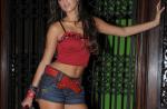 Bruna Marquezine posa de barriga de fora e short curtíssimo em ensaio sensual