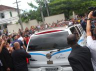 Sônia Abrão e mãe de Chorão encerram velório do cantor; corpo segue para funeral