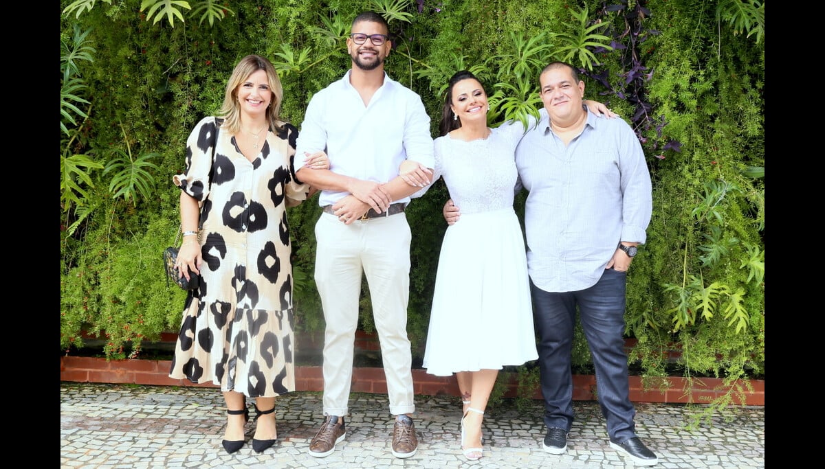 Foto Viviane Araújo e Guilherme Militão posam os padrinhos de