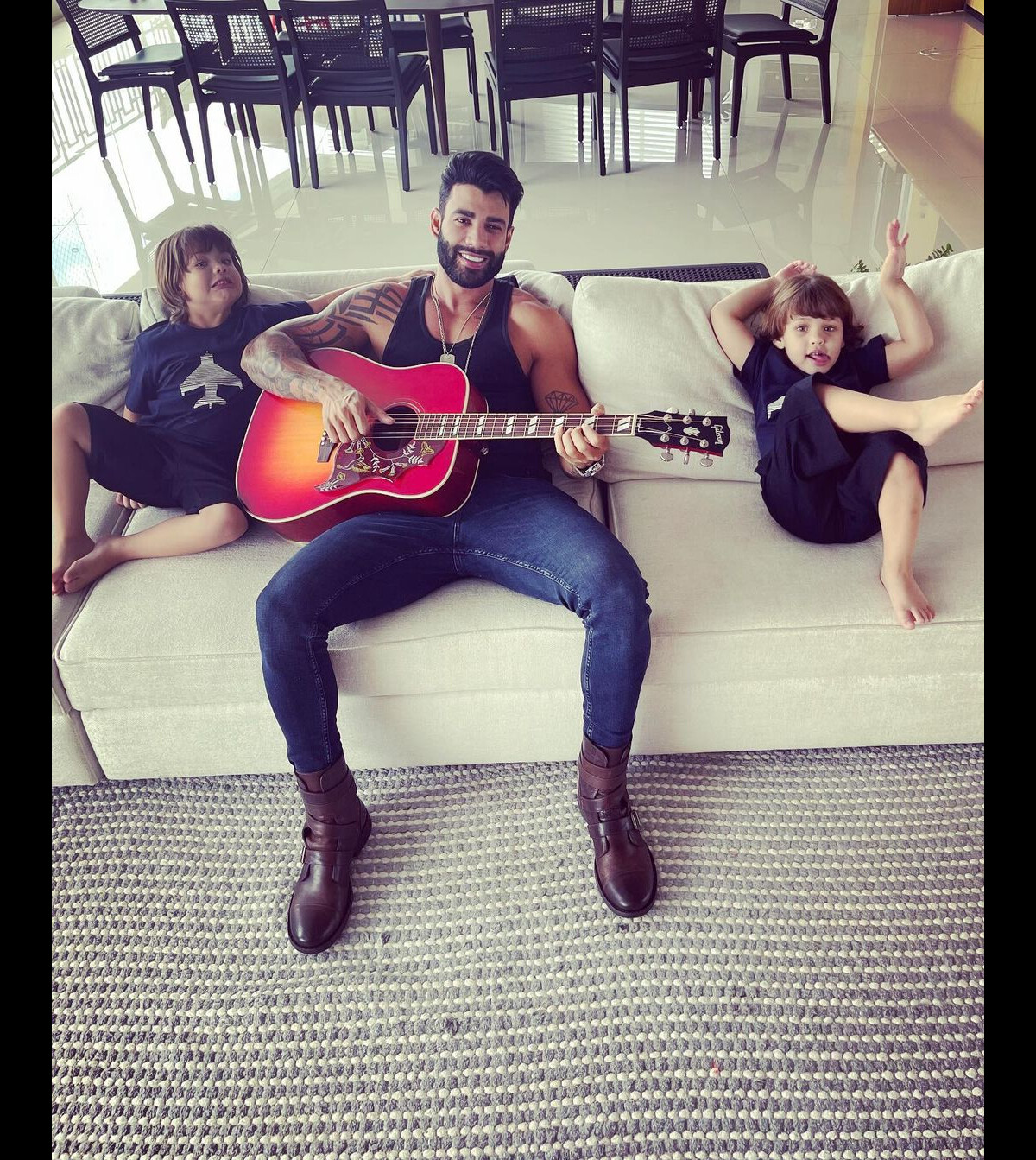 Foto Gusttavo Lima Toca Viol O Os Filhos Purepeople