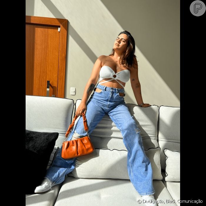 A influencer Sunaika Bruna escolheu top e calça recorte na cintura