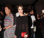 Fernanda Pontes optou por um look todo preto com transparências e uma bolsa vermelha para dar um toque especial no terceiro dia de SPFW