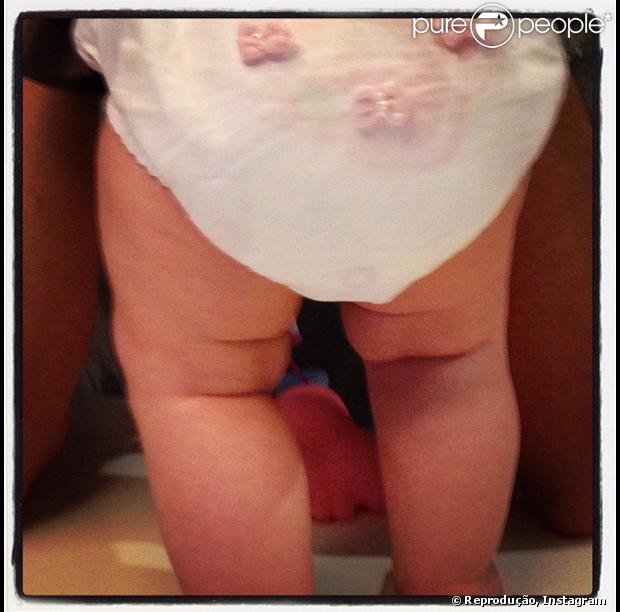 Angélica publica foto das pernas de Eva, sua filha caçula com