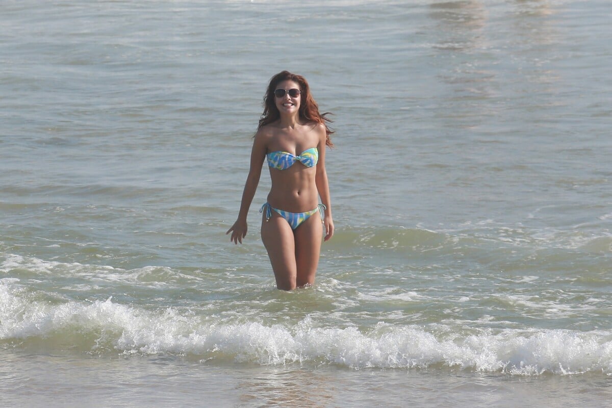 Foto Paloma Bernardi Esbanjou Boa Forma Em Passeio Na Praia A Atriz