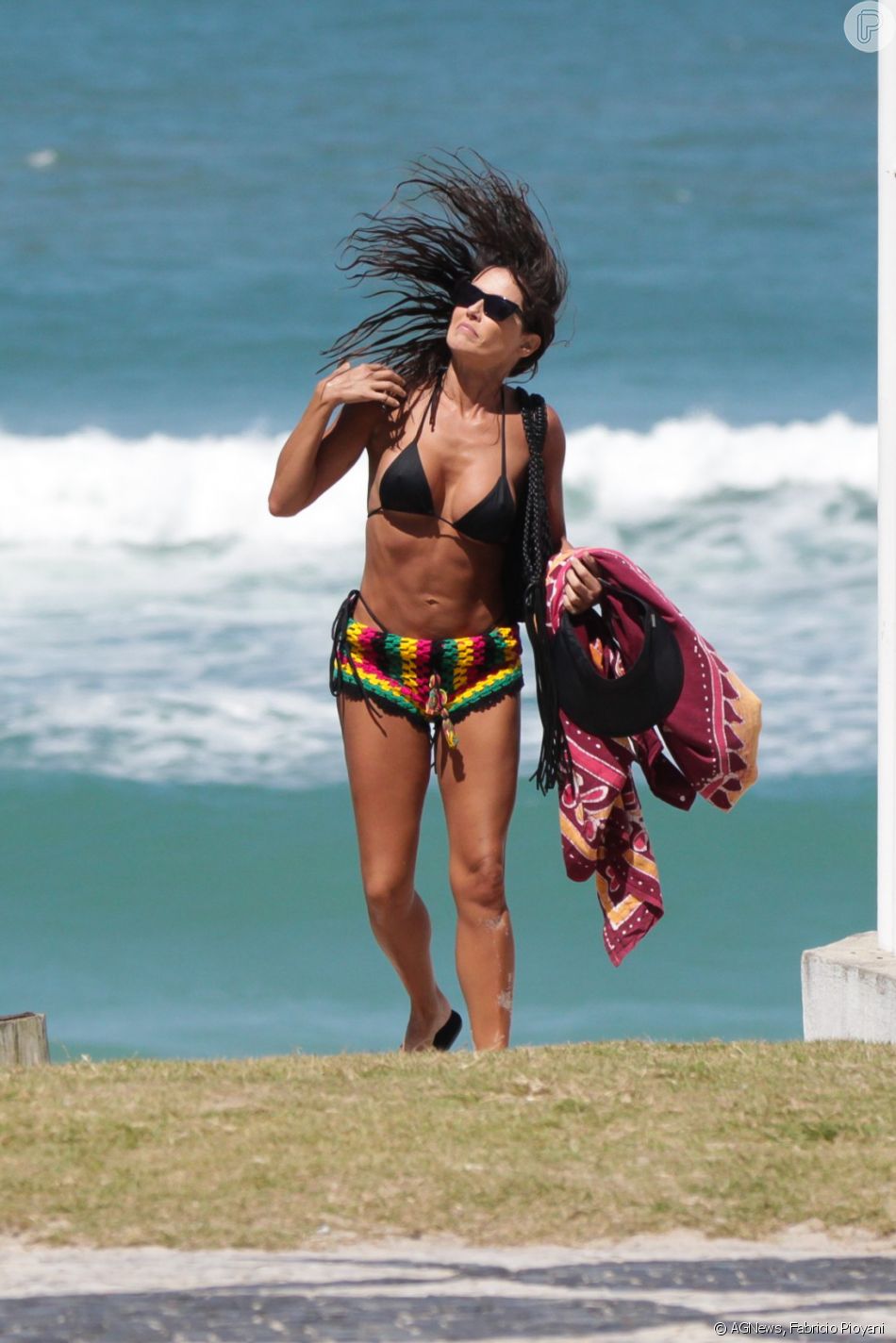 Fotos Deborah Secco Na Praia Exibe Barriga Sarada E Bumbum Em