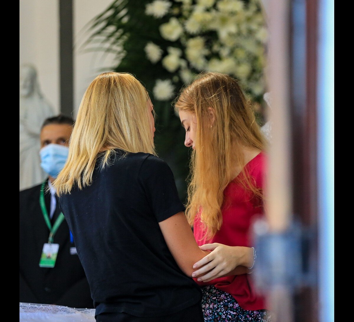 Foto Filha De Susana Naspolini Foi Consolada Por Amigos E Familiares