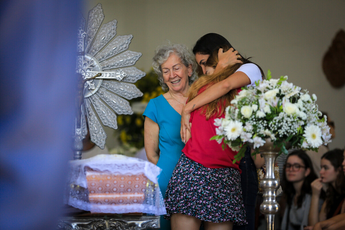 Foto Filha de Susana Naspolini é consolada em velório da mãe de azul