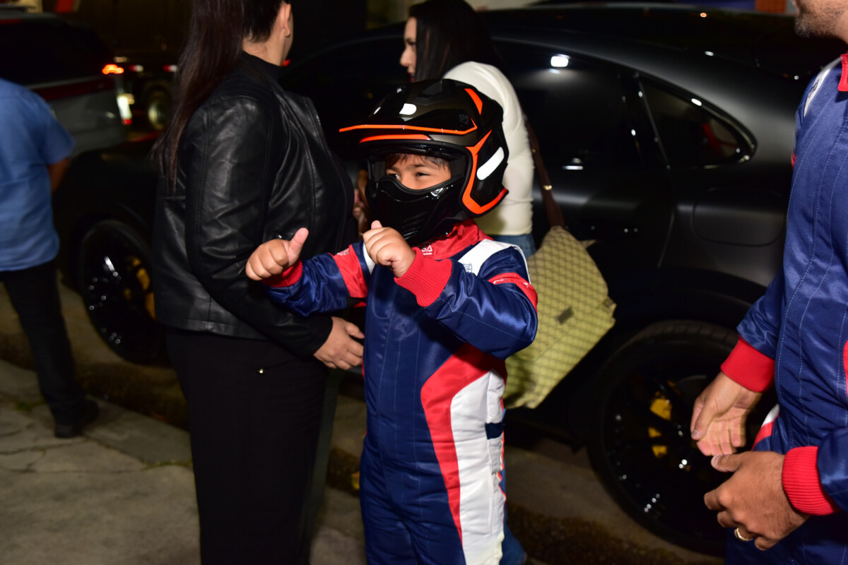 Foto Filho De Simone Mendes Surgiu Capacete Ao Chegar Em Sua Festa